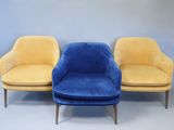 trois chaises bleues et jaunes placées les unes à côté des autres dans une pièce