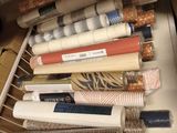de nombreux rouleaux de tissu dans le tiroir d'une boîte