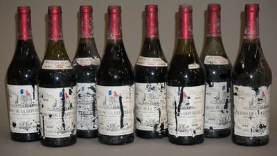 six bouteilles de vin sont alignées sur une table