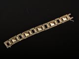 une image représentant un bracelet en or sur lequel figure le mot « diamant »
