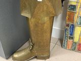 une photo d'une paire de bottes posées par terre
