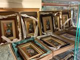 de nombreuses œuvres d'art encadrées exposées dans une vitrine