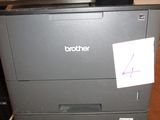 une imprimante posée sur un bureau