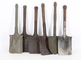 cinq types différents d'outils de jardinage sont alignés sur un fond blanc