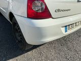 une voiture blanche garée sur le bord de la route
