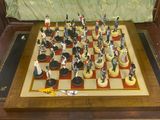 de nombreuses figurines représentant des personnages sur un échiquier