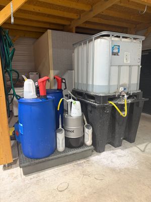 un garage contenant de nombreux réservoirs d'eau et d'autres objets