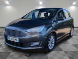 une Ford C-Max grise garée sur un sol à damier