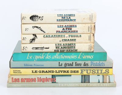 plusieurs livres empilés sur une surface blanche