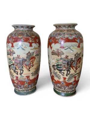 paire de vases asiatiques ornés de chevaux et de cavaliers peints