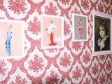 trois photos de femmes accrochées au mur d'une pièce