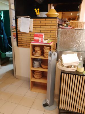 une petite cuisine avec beaucoup de vaisselle sur le plan de travail