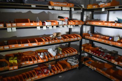 de nombreuses étagères sur lesquelles sont posés des bacs orange dans un magasin