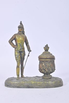 figurine en bronze représentant un homme tenant une canne à côté d'une urne
