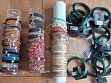 beaucoup de bracelets et d'autres objets par terre