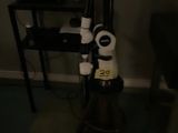 un robot posé sur un socle dans une pièce