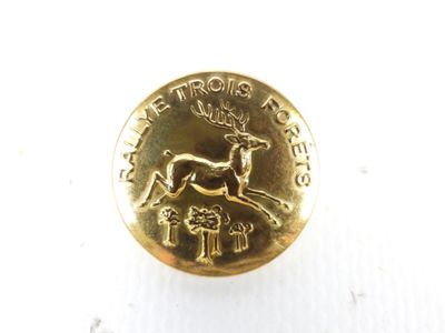 une image représentant un bouton en or orné d'un cerf
