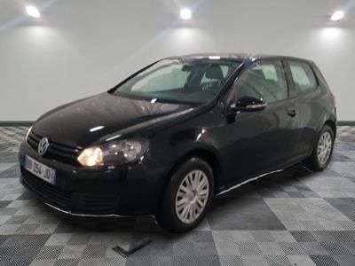 une photo d'une Volkswagen Golf noire dans un garage