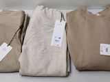 trois paires de pantalons pour homme posées sur une table