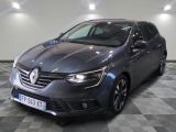 la voiture grise est garée sur le sol en damier d'un garage
