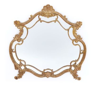 un miroir doré avec un cadre décoratif sur fond blanc
