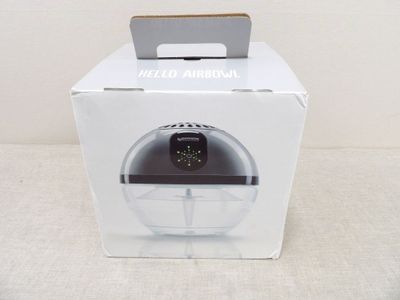 une boîte contenant une horloge, posée sur une table
