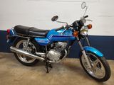 une moto bleue et noire garée dans un garage