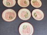 Plusieurs assiettes sont disposées sur une table recouverte d'une nappe bleue.