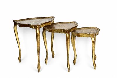 trois tables d'appoint dorées avec des plateaux en marbre, sur fond blanc