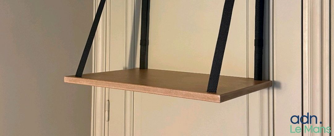 Plateau bureau HANGDESK avec deux sangles.