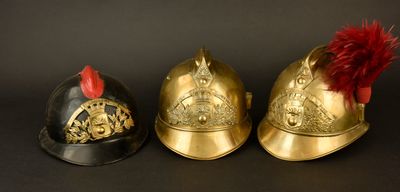 trois casques posés les uns à côté des autres sur une table