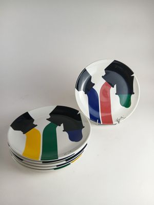 trois assiettes à motifs différents posées sur une surface blanche