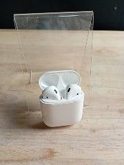 une boîte transparente contenant une paire d'AirPods