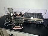 un gaufrier et un grille-pain posés sur une table