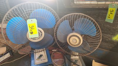 deux ventilateurs bleus posés l'un à côté de l'autre sur une table