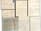 plusieurs vieilles feuilles de papier couvertes d'écriture manuscrite, empilées les unes sur les autres