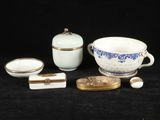 un saladier, un bol, une tasse et d'autres objets posés sur une table