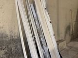 de nombreux morceaux de marbre blanc jonchent le sol de la pièce