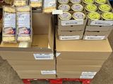 Plusieurs cartons de produits alimentaires sont empilés sur une palette dans un magasin