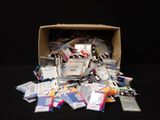 une boîte en carton remplie de nombreuses cartes de toutes sortes