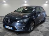 la voiture bleue est garée sur le sol en damier d'un garage