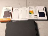 un ordinateur portable, un téléphone portable et un portefeuille posés sur une table