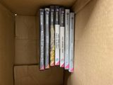 quatre DVD dans une boîte en carton posée sur une étagère