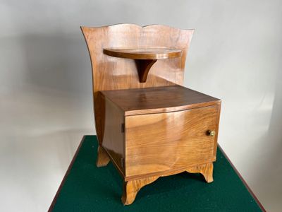 une petite chaise en bois surmontée d'un tiroir