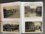 trois vieilles photos en noir et blanc d'une rivière et d'un pont