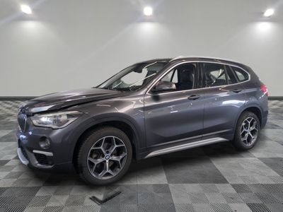 La BMW X1 est garée dans un showroom au sol carrelé
