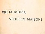 un vieux livre sur lequel est écrit « vieux murs, vieilles maisons »