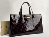 sac à main Louis Vuitton en cuir verni noir avec finitions dorées