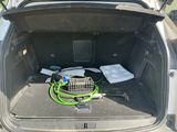 le coffre d'une voiture dans lequel se trouve tout un tas de fils