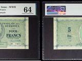 Trois types de monnaies différents sont exposés dans une vitrine